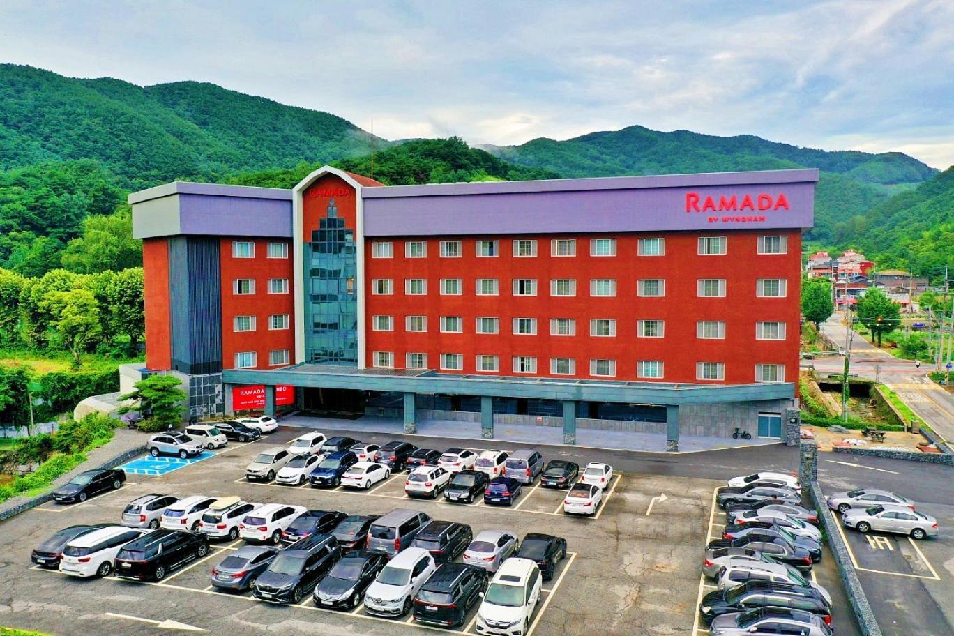 Ramada By Wyndham Suanbo Hotel Чунгджу Екстериор снимка