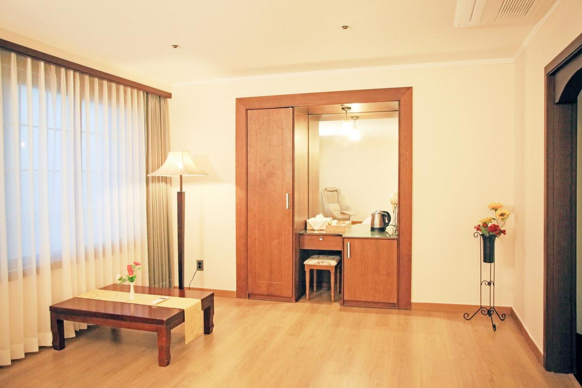 Ramada By Wyndham Suanbo Hotel Чунгджу Екстериор снимка