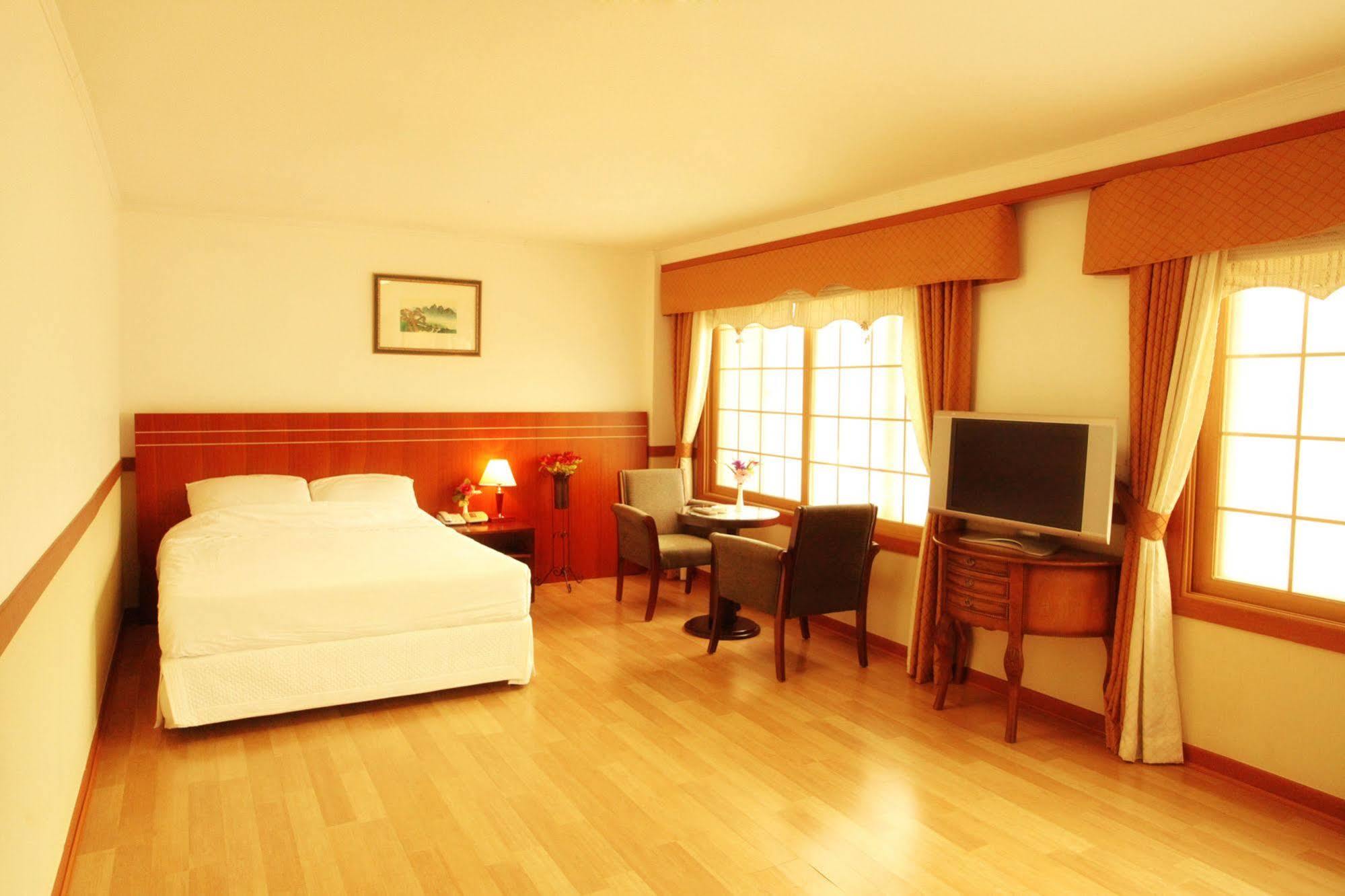 Ramada By Wyndham Suanbo Hotel Чунгджу Екстериор снимка